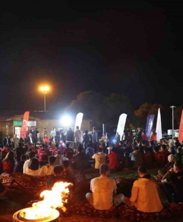 bakan-bak-musta-genclerle-bir-araya-geldi