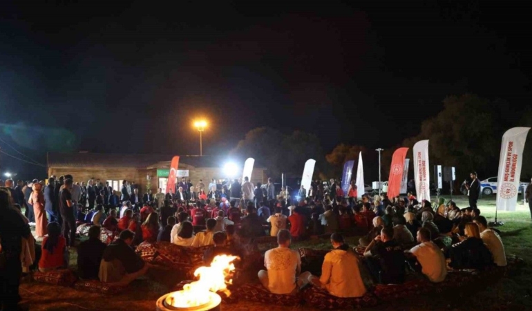 bakan-bak-musta-genclerle-bir-araya-geldi