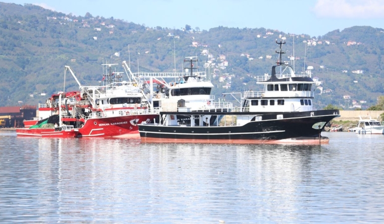 balikcilar-limana-kasalar-dolusu-hamsiyle-dondu