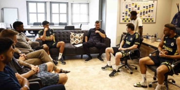 baskan-sadettin-saran-futbolcularla-bir-araya-geldi