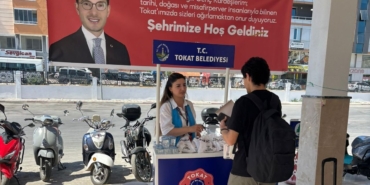belediyeden-universiteye-kayit-yaptirmaya-gelen-ogrencilere-ikram
