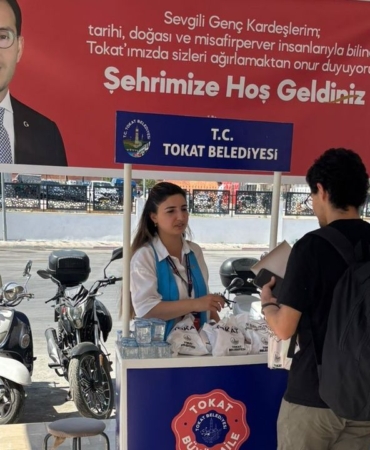 belediyeden-universiteye-kayit-yaptirmaya-gelen-ogrencilere-ikram