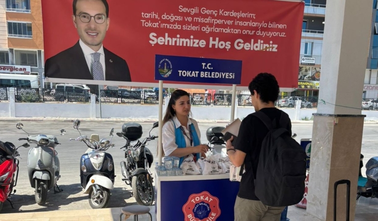 Belediyeden üniversiteye kayıt yaptırmaya gelen öğrencilere ikram
