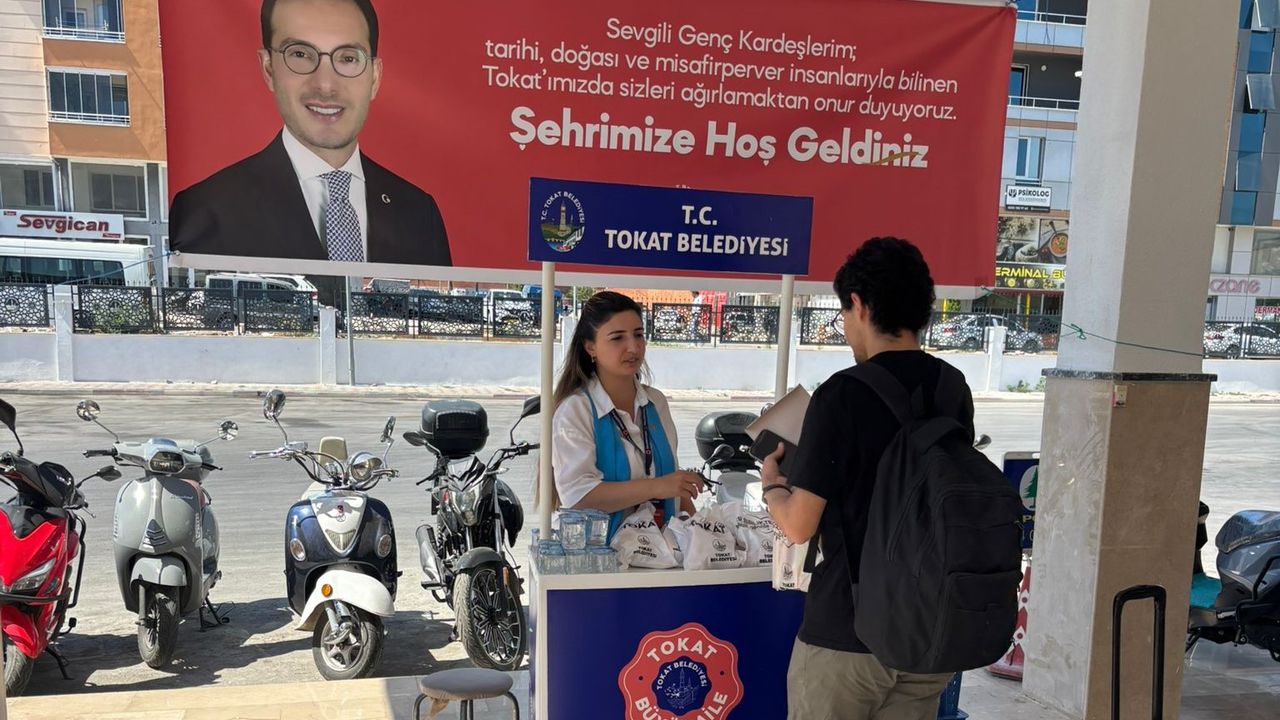 belediyeden-universiteye-kayit-yaptirmaya-gelen-ogrencilere-ikram