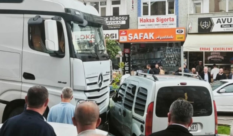 Tır ile ticari aracın çarpıştığı kaza korkuttu