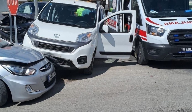 Çorum’da 3 araç kavşakta kaza yaptı