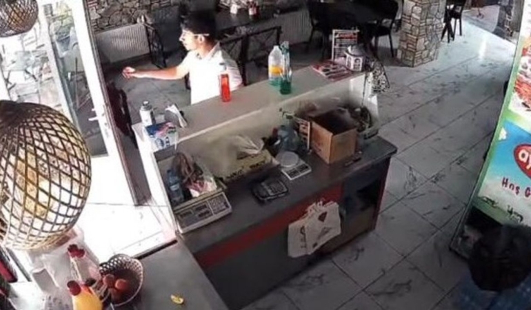 Deprem anı kameraya yansıdı