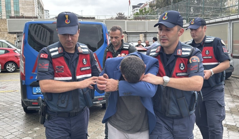 Evinde karısını öldüren kişi trafikte yakalandı