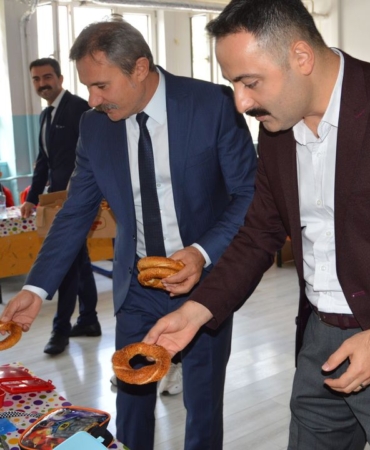 havzada-ogrencilere-simit-ve-sut-ikrami