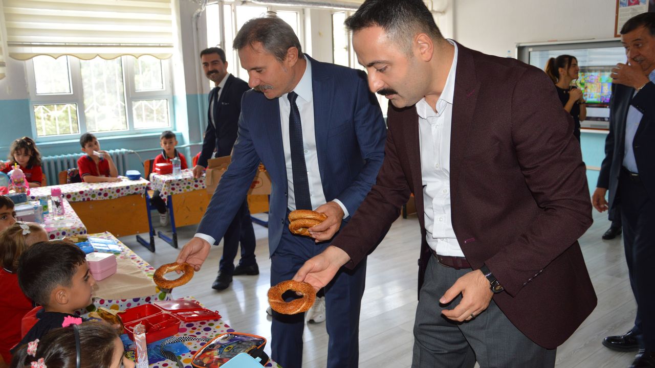 havzada-ogrencilere-simit-ve-sut-ikrami