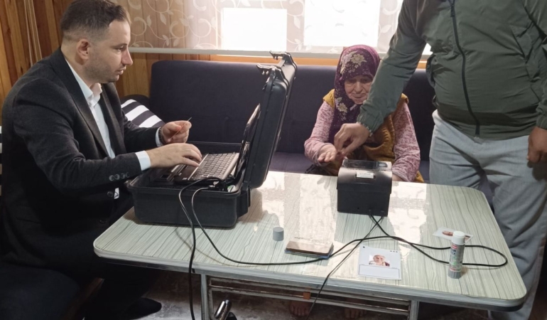 Erfelek’te yatalak ve engelli vatandaşlara evde kimlik hizmeti