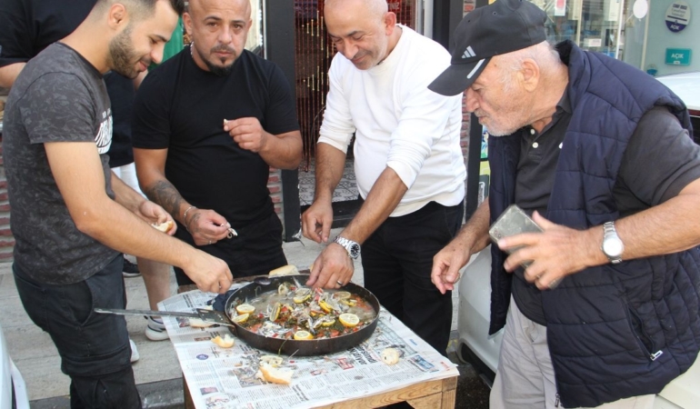 Tersane esnafı hamsinin tadını çıkardı!