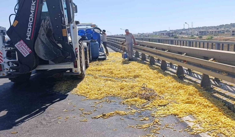 kamyonet-bariyerlere-carpti-patatesler-yola-sacildi