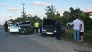 kontrolden-cikan-otomobil-polis-aracina-carpti-2-yarali