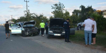 kontrolden-cikan-otomobil-polis-aracina-carpti-2-yarali