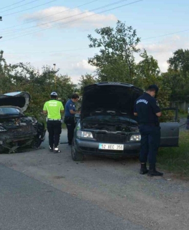 kontrolden-cikan-otomobil-polis-aracina-carpti-2-yarali