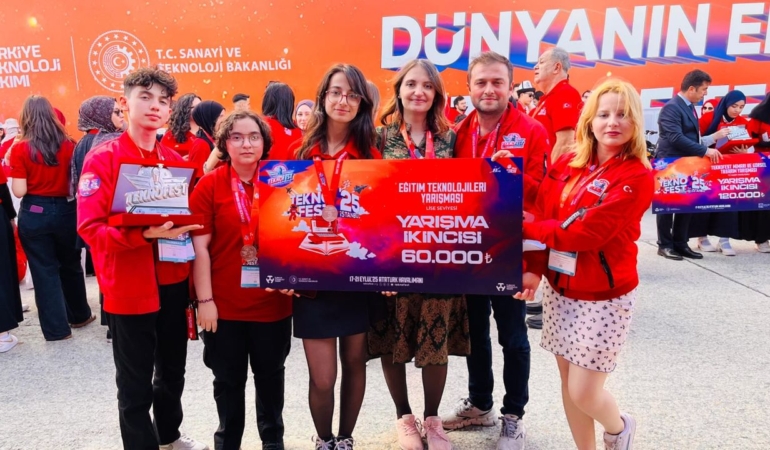Lise öğrencilerine TEKNOFEST 2025’te Türkiye ikinciliği