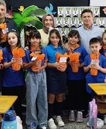 minik-ogrenciler-fidanlari-toprakla-bulusturdu