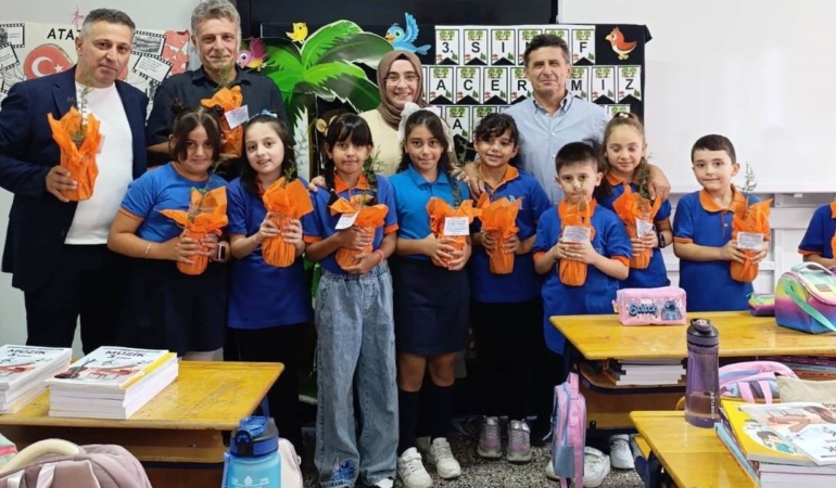 Minik öğrenciler fidanları toprakla buluşturdu