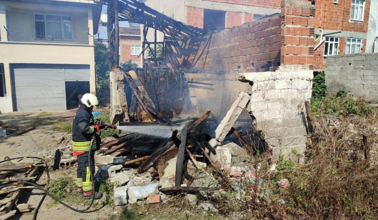 Odunlukta yangın çıktı