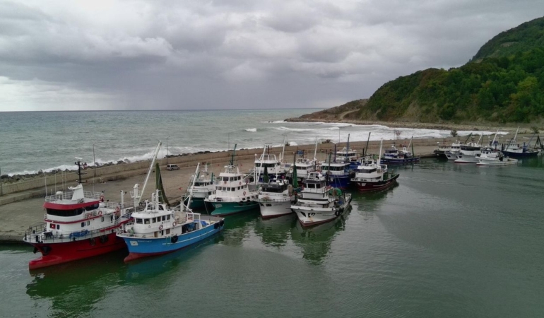 Olumsuz hava koşulları nedeniyle balıkçılar denize açılamadı