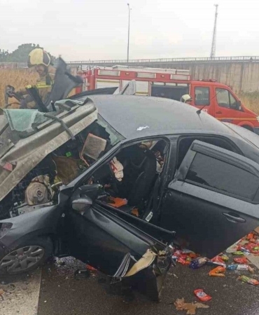 otomobil-bariyerlere-saplandi-1i-agir-2-yarali