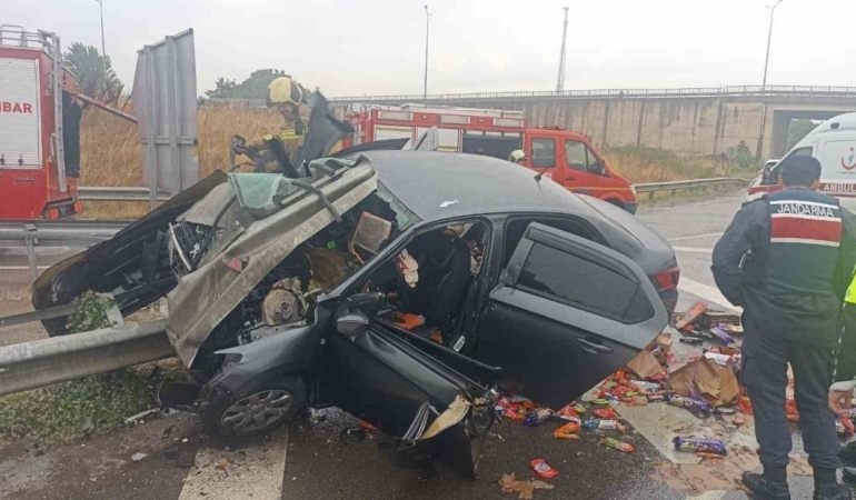 Otomobil bariyerlere saplandı; 1’i ağır 2 yaralı