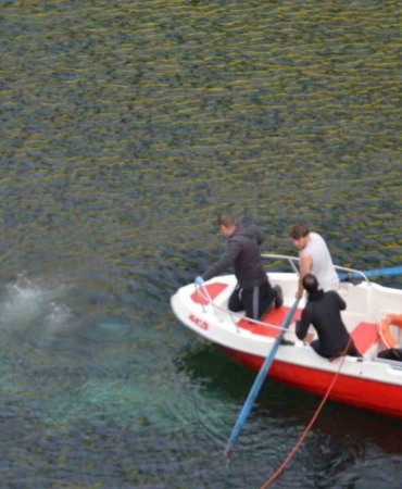 otomobil-irmaga-uctu-anne-ile-cocugu-oldu