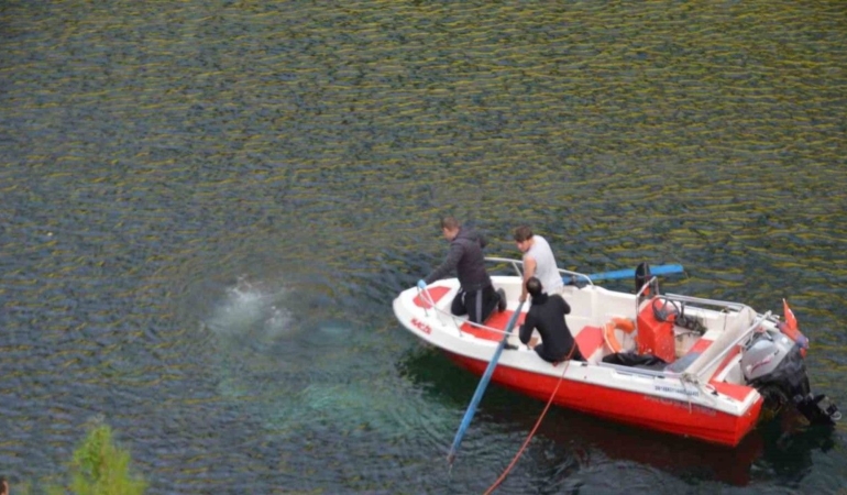 Otomobil ırmağa uçtu: Anne ile çocuğu öldü