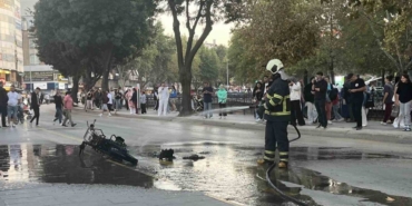 seyir-halindeki-motosiklet-alev-alev-yandi