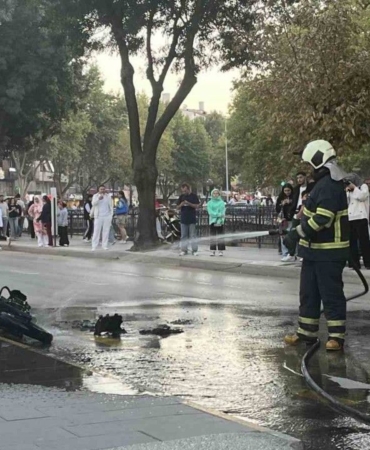 seyir-halindeki-motosiklet-alev-alev-yandi