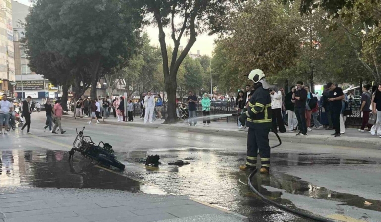 Seyir halindeki motosiklet alev alev yandı
