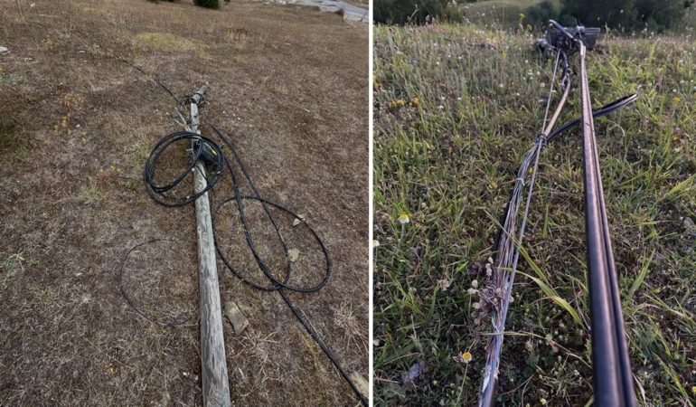 Sinop’ta yıkılan telefon direği onarım bekliyor