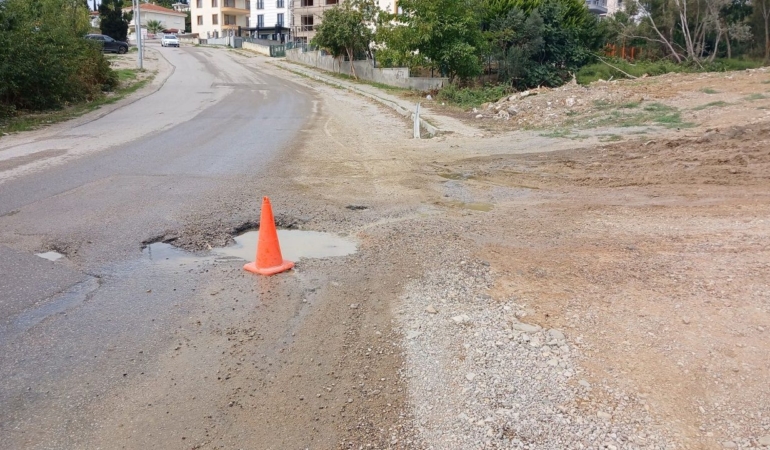 Sinop’ta yola akan su tehlike oluşturuyor