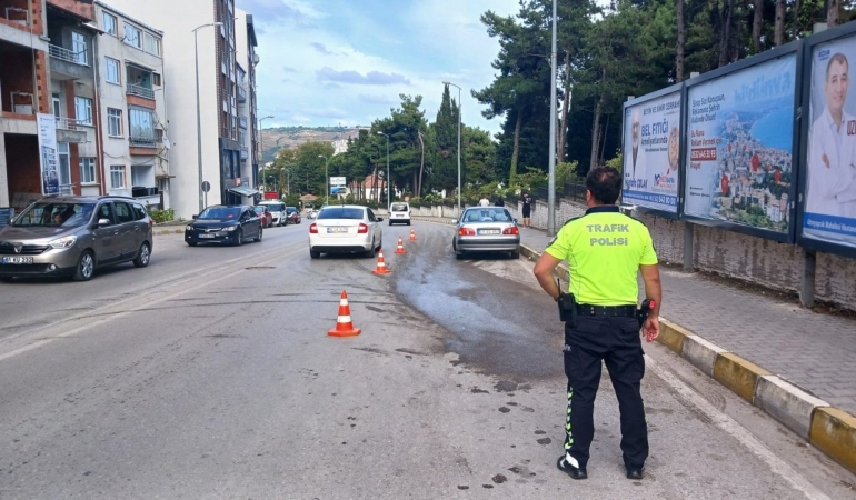 Sinop’ta yola dökülen yağ trafiği aksattı