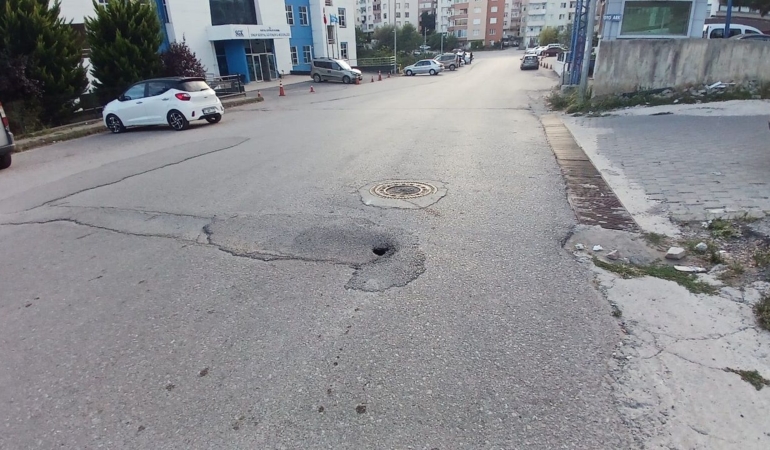 Sinop’ta asfalt altında göçük meydana geldi