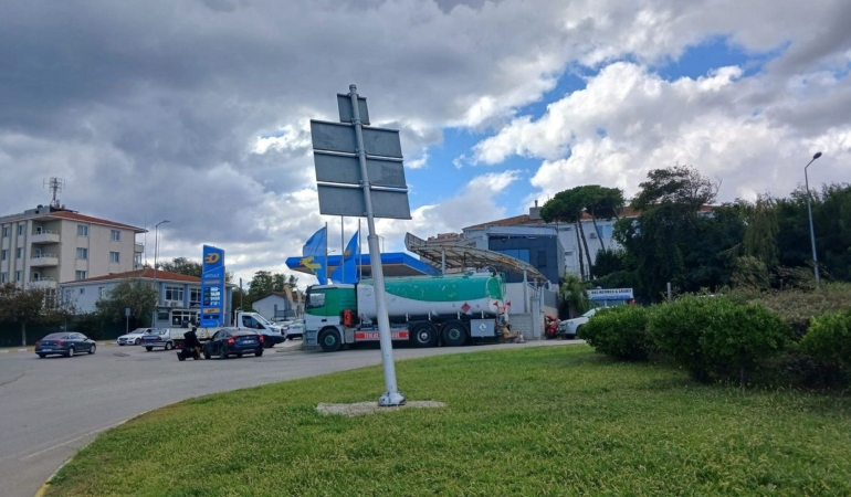 Sinop’ta fırtınadan etkilenen levha tehlike oluşturdu