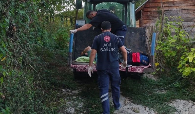 Ambulans ulaşamayınca hasta traktörle taşındı