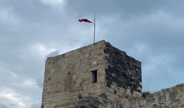 Sinop’ta fırtına kale burcundaki bayrağı yıprattı
