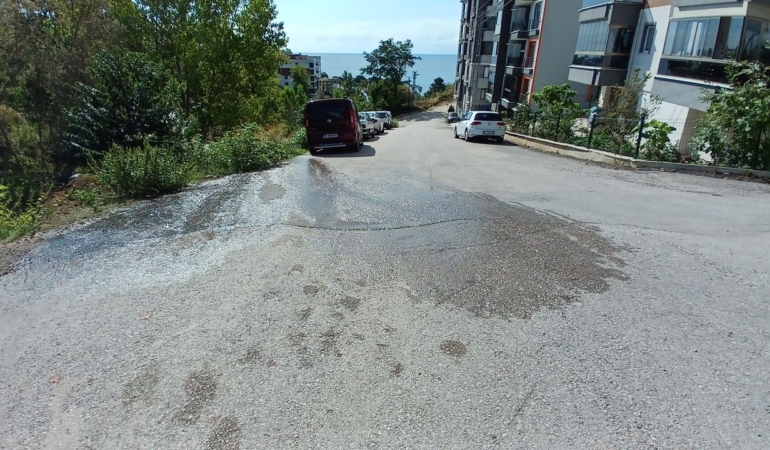 Altyapı arızası çevreye kötü koku yayıyor