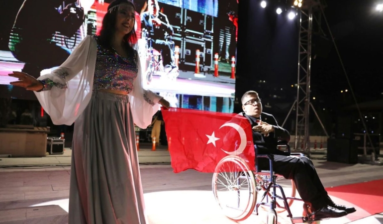 “Engelsiz Işıklar Havuz Başı Bir Umut Podyumu” Samsun’da gerçekleşti