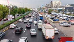 yagis-sonrasi-kapanan-yol-trafige-acildi