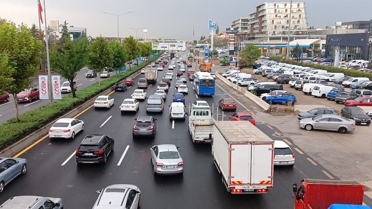 yagis-sonrasi-kapanan-yol-trafige-acildi