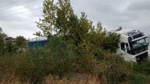 yoldan-cikan-tir-sarampole-girdi