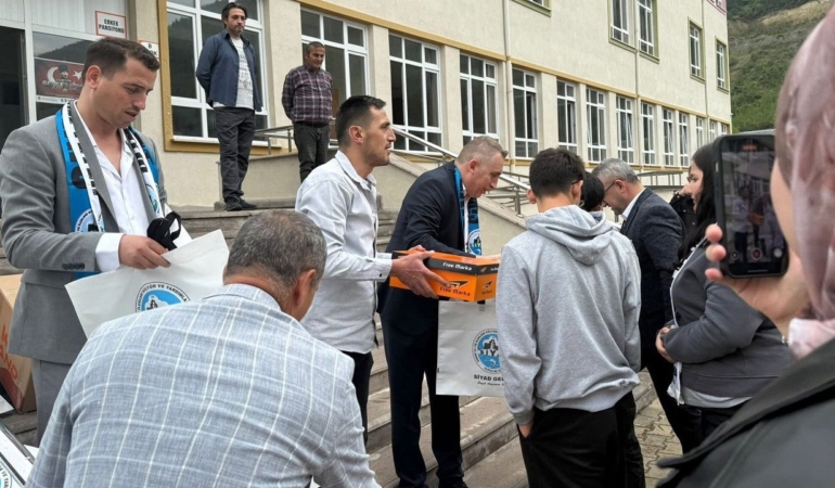 SİYAD’dan öğrencilere ayakkabı yardımı