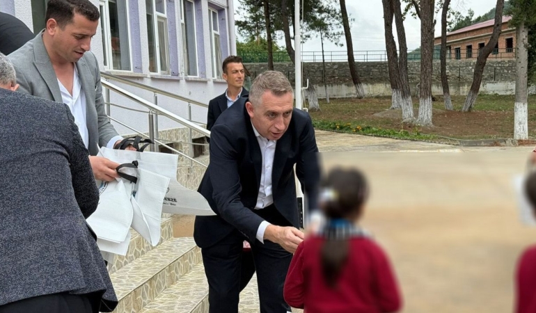 SİYAD’dan öğrencilere ayakkabı hediyesi