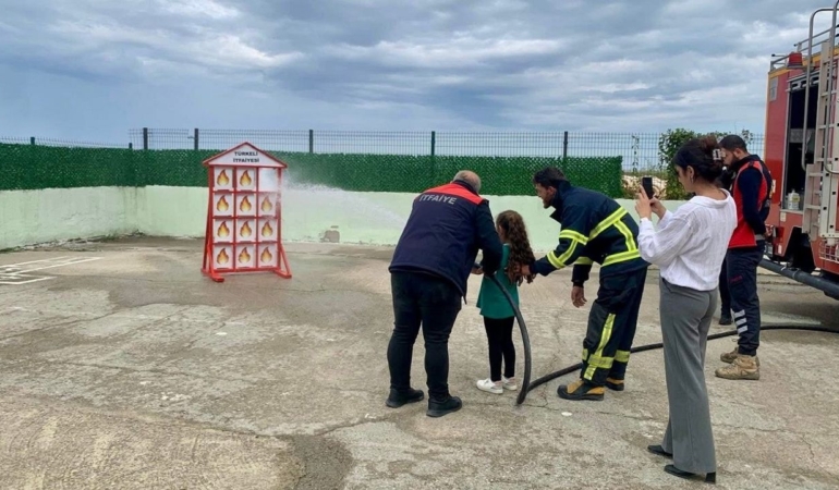 Öğrencilere yangın söndürme eğitimi verildi