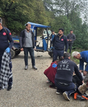 devrilen-tarim-aracindaki-2-kisi-yaralandi