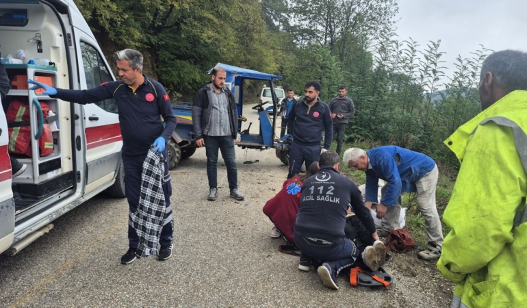 Devrilen tarım aracındaki 2 kişi yaralandı