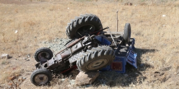 devrilen-traktordeki-2-kisi-yaralandi